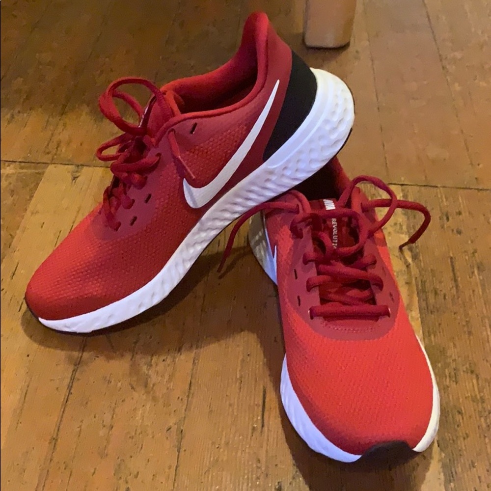 Nike revolution shoes! NWOT
